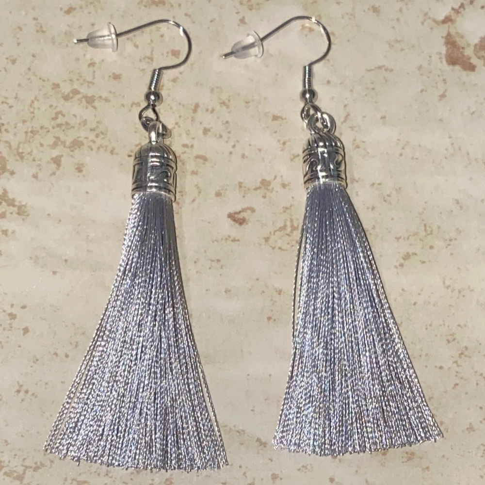 *NEW* ELEGANT GRAY & SILVER TASSEL FISH HOOK EARRINGS